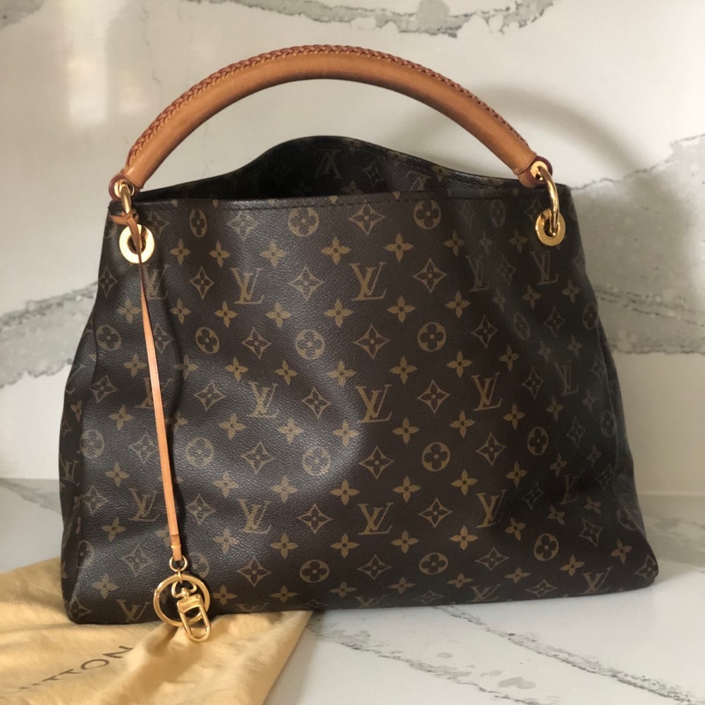 Sold 🥰Louis Vuitton Artsy MM Monogram monogram